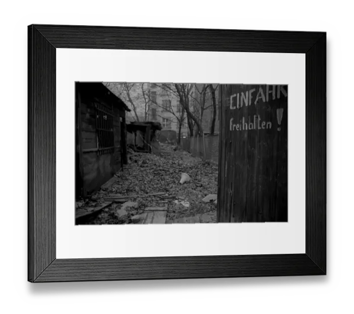 Framed Print : GDR, Berlin, 8.1.1990, driveway in Mulackstrasse (corner of Gormannstrasse)