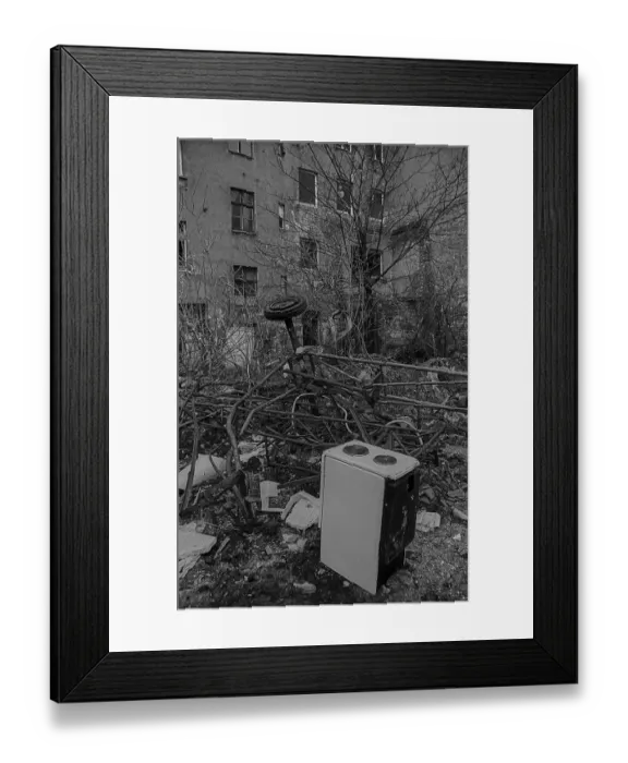 Framed Print : GDR, Berlin, 8.1.1990, illegal scrap metal in Mulackstrasse