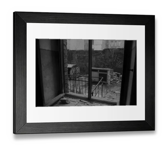 Framed Print : GDR, Berlin, 8.1.1990, in a demolition house in Mulackstrasse (later redeveloped) i Framed Print : GDR, Berlin, 8.1.1990, in a demolition house in Mulackstrasse (later redeveloped) i