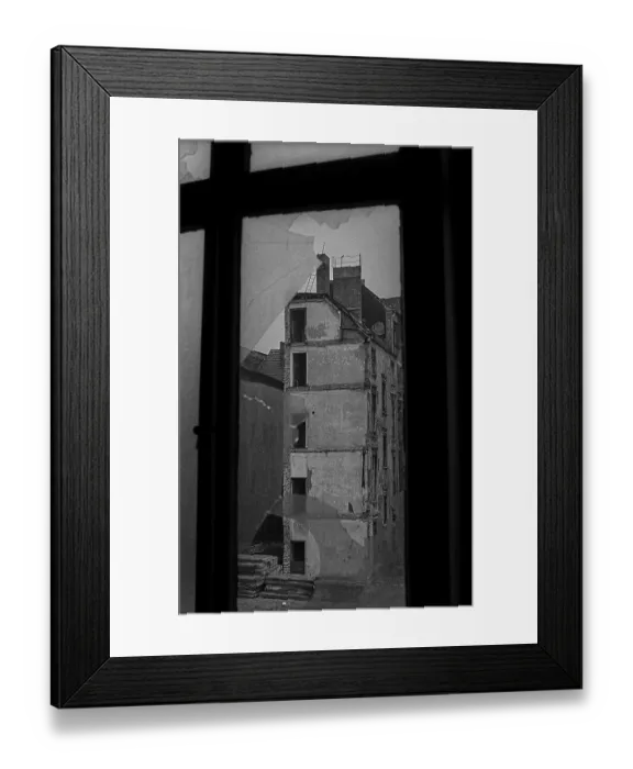 Framed Print : GDR, Berlin, 8.1.1990, in a demolition house in Mulackstrasse (later redeveloped) i Framed Print : GDR, Berlin, 8.1.1990, in a demolition house in Mulackstrasse (later redeveloped) i