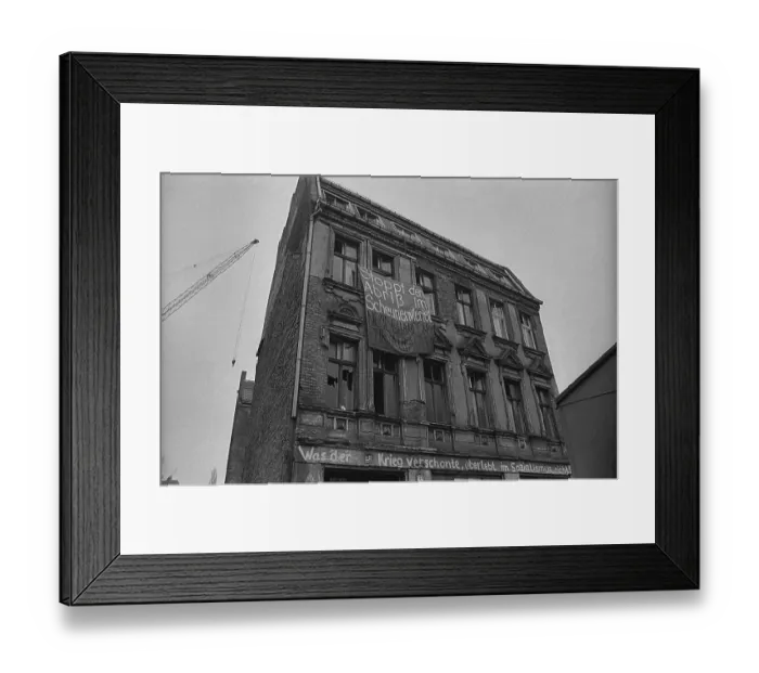 Framed Print : GDR, Berlin, 8.1.1990, Appeal to save a house in Mulackstrasse Framed Print : GDR, Berlin, 8.1.1990, Appeal to save a house in Mulackstrasse