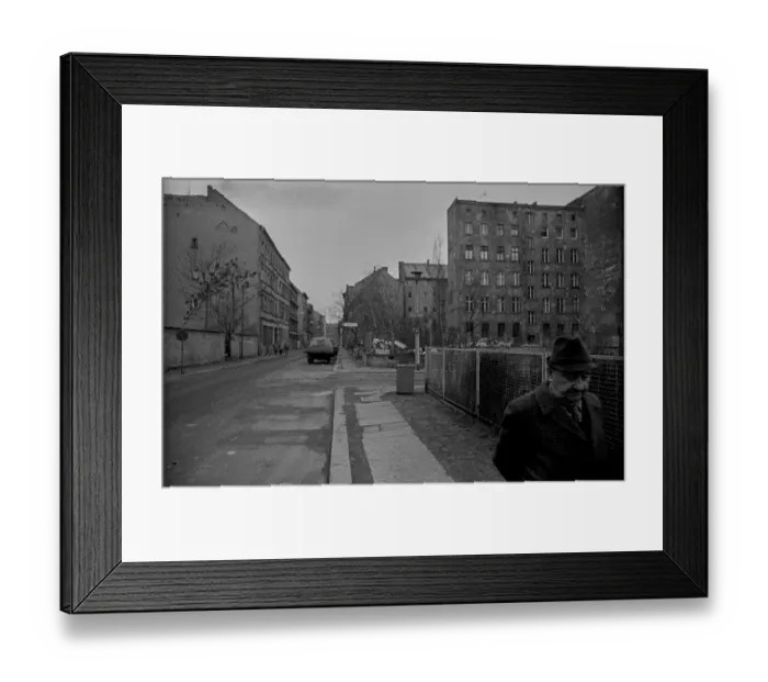 Framed Print : GDR, Berlin, 8.1.1990, Mulackstrasse Framed Print : GDR, Berlin, 8.1.1990, Mulackstrasse