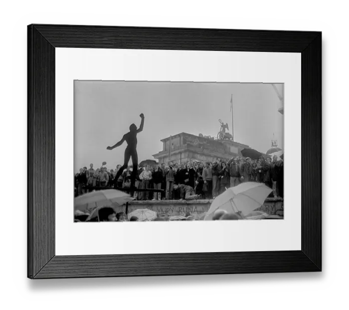 Framed Print : GDR, Berlin, 22.12.1989, opening of the Brandenburg Gate