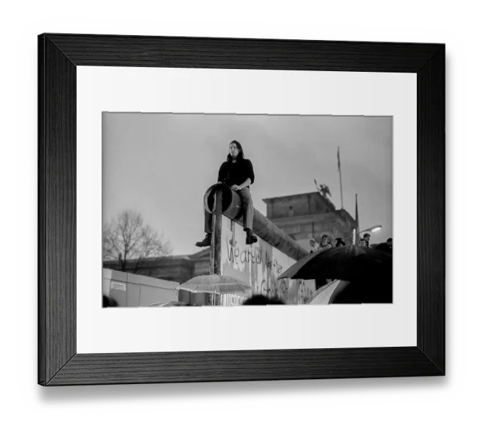 Framed Print : GDR, Berlin, 22.12.1989, opening of the Brandenburg Gate Framed Print : GDR, Berlin, 22.12.1989, opening of the Brandenburg Gate