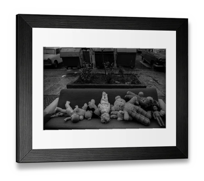 Framed Print : GDR, Berlin, 28.01.1990, dolls on a sofa in Oderberger Strasse