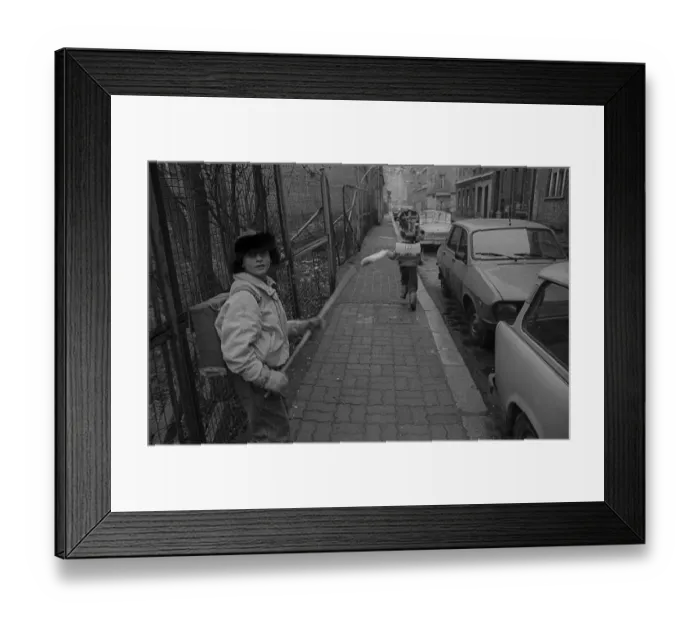 Framed Print : GDR, Berlin, 8.1.1990, children in Steinstrasse