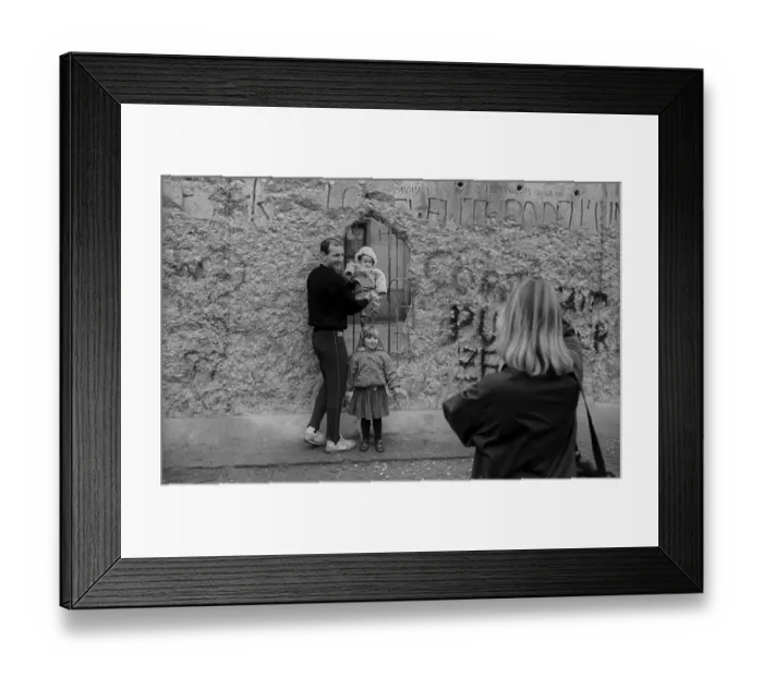 Framed Print : GDR, Berlin, 11.1.1990, tourists taking photos of themselves at the Wall at the Brandenburg Gate Framed Print : GDR, Berlin, 11.1.1990, tourists taking photos of themselves at the Wall at the Brandenburg Gate