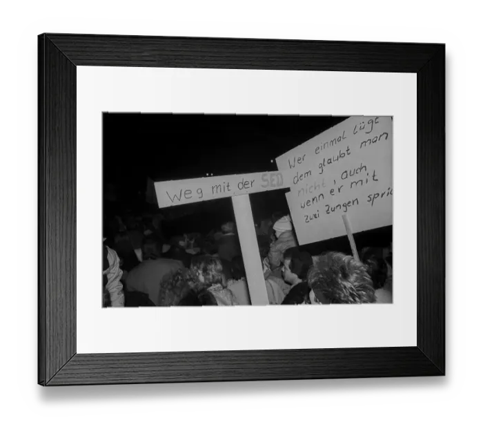 Framed Print : GDR, Berlin, 12.01.1990, demonstration in front of the Peoples Chamber (mainly against the Ministry for State Security)