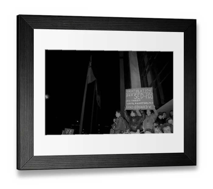 Framed Print : GDR, Berlin, 12.01.1990, demonstration in front of the Peoples Chamber (mainly against the Ministry for State Security)