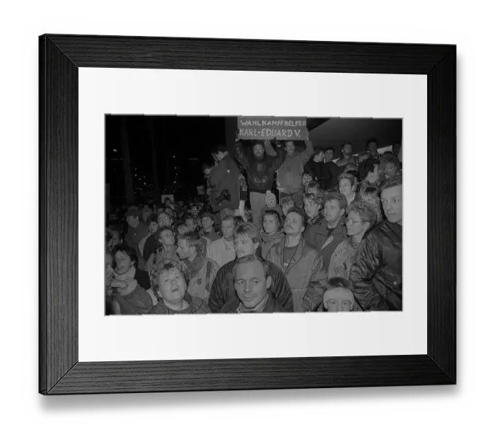 Framed Print : GDR, Berlin, 12.01.1990, demonstration in front of the Peoples Chamber (mainly against the Ministry for State Security)