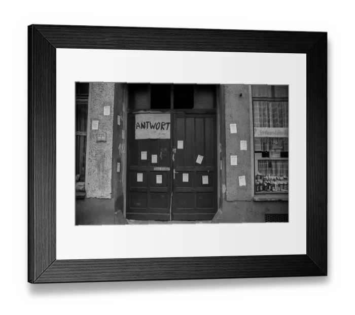 Framed Print : GDR, Berlin, 08.03.1990, occupied house in Brunnenstrasse