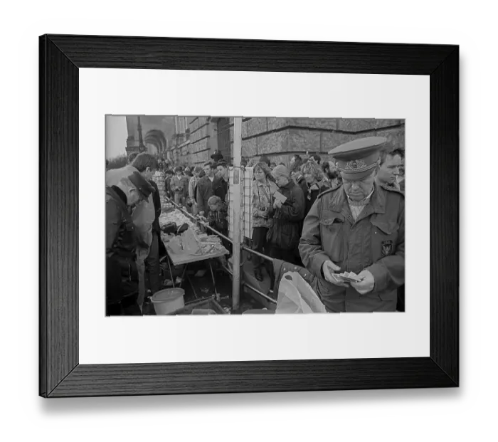 Framed Print : GDR, Berlin, 22.02.1990, Counting money