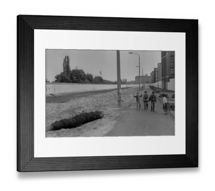 Framed Print : GDR, Berlin, 28.04.1990, Children playing between the walls on Bernauer Strasse (Wolliner Str)