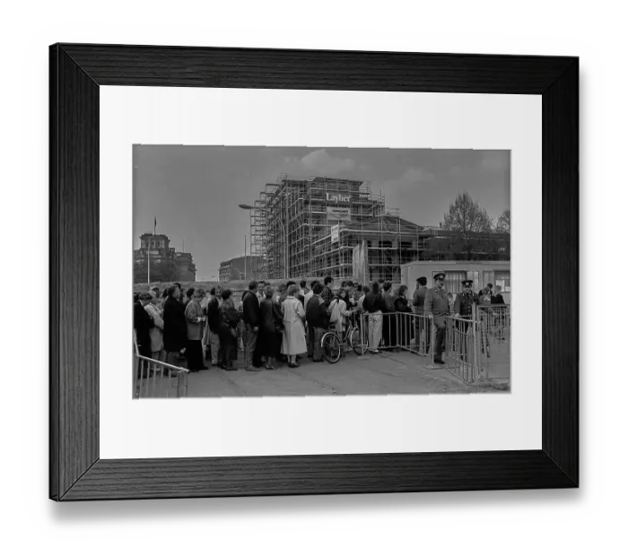 Framed Print : GDR, Berlin, 05.04.1990, border crossing at the Wall at the Brandenburg Gate