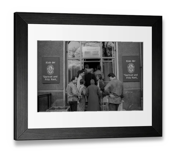 Framed Print : GDR, Berlin, 18.03.1990, polling station (Volkssolidaritaet) Framed Print : GDR, Berlin, 18.03.1990, polling station (Volkssolidaritaet)
