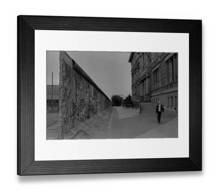 Framed Print : GDR, Berlin, 30.04.1990, Wall at the Gropius Building Framed Print : GDR, Berlin, 30.04.1990, Wall at the Gropius Building
