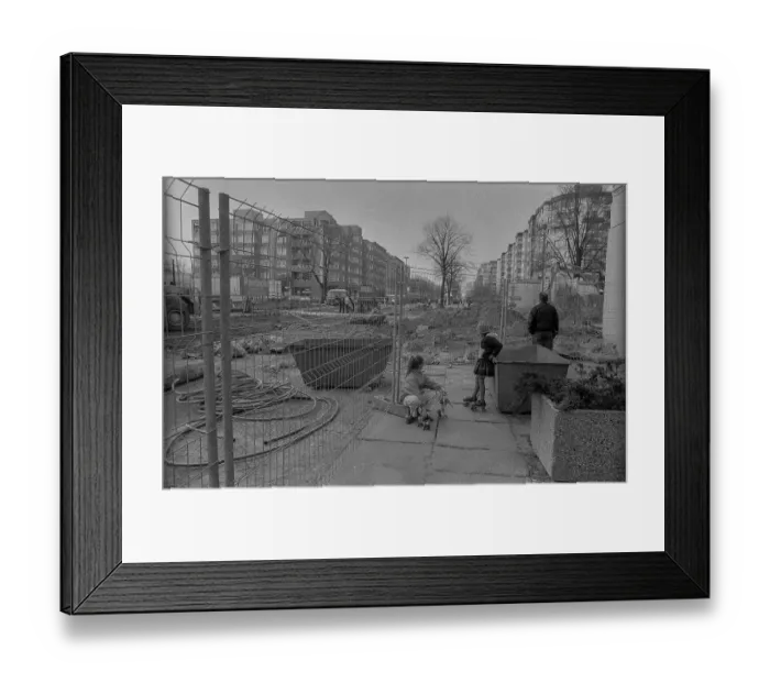 Framed Print : GDR, Berlin, 15.03.1990, crossing Brunnenstrasse
