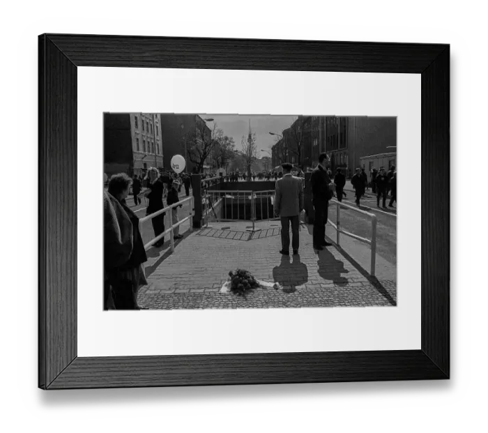 Framed Print : GDR, Berlin, 04.04.1990, former border Framed Print : GDR, Berlin, 04.04.1990, former border
