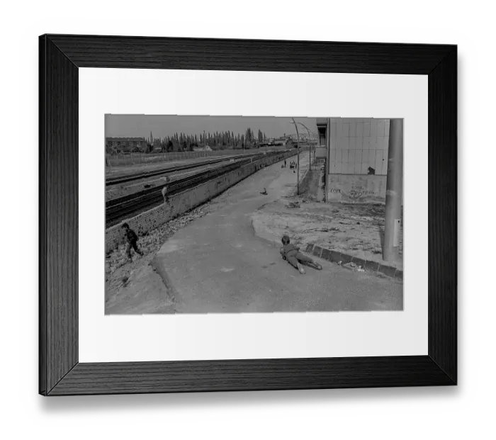 Framed Print : GDR, Berlin, 28.04.1990, children at the Wall on Norwegerstrasse