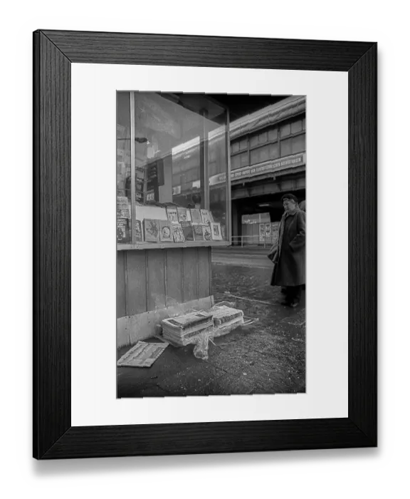 Framed Print : GDR, Berlin, 07.03.1990, newspaper kiosk at the S