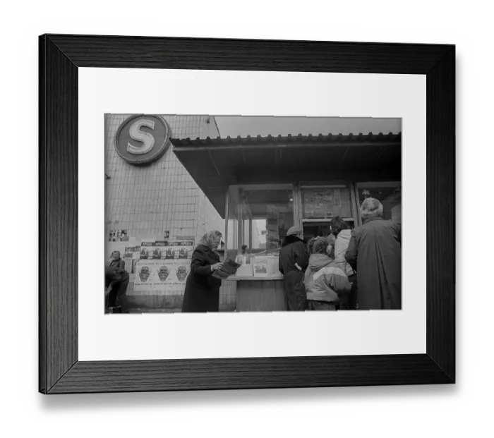 Framed Print : GDR, Berlin, 07.03.1990, newspaper kiosk at the S Framed Print : GDR, Berlin, 07.03.1990, newspaper kiosk at the S