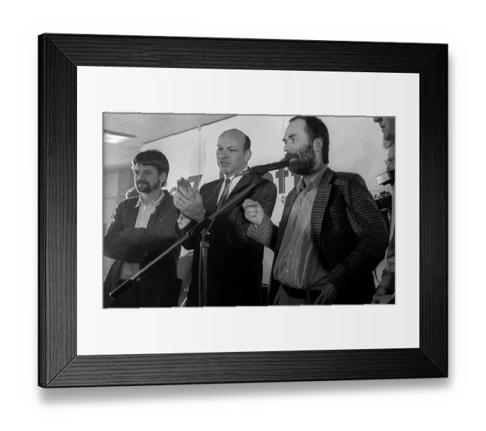 Framed Print : GDR, Berlin, 18.03.1990, SPD election event in the Saalbau in Friedrichshain: Walter Momper (centre) Framed Print : GDR, Berlin, 18.03.1990, SPD election event in the Saalbau in Friedrichshain: Walter Momper (centre)