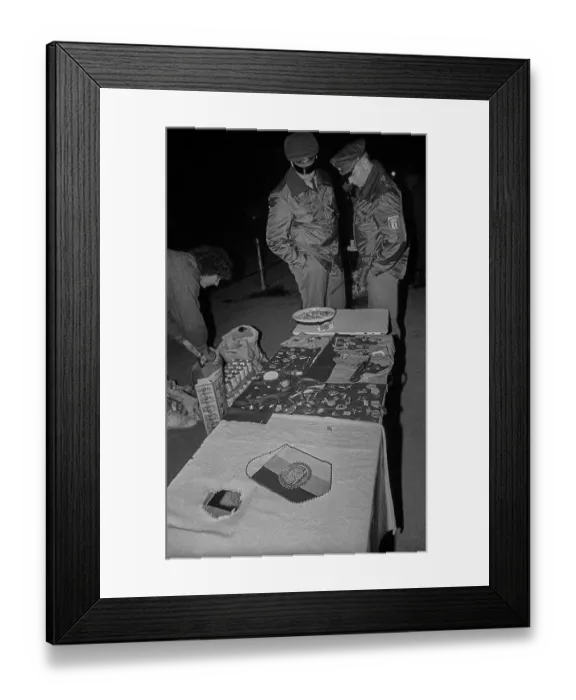 Framed Print : GDR, Berlin, 21.02.1990, demolition of the Wall at the Reichstag two policemen (West) at the souvenir stand