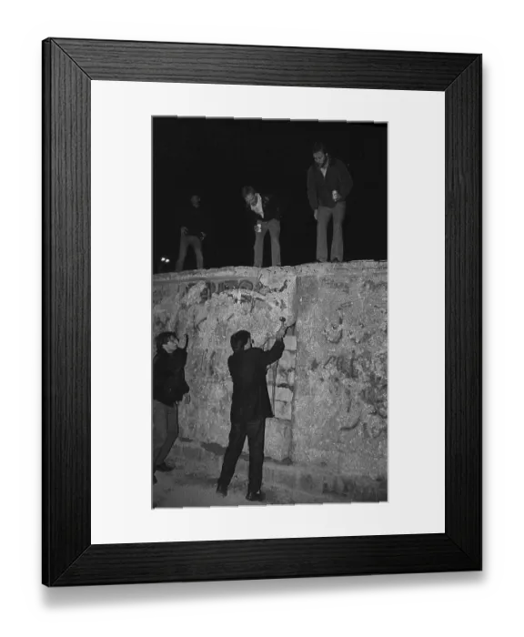 Framed Print : GDR, Berlin, 12.02.1990, wall woodpeckers Framed Print : GDR, Berlin, 12.02.1990, wall woodpeckers