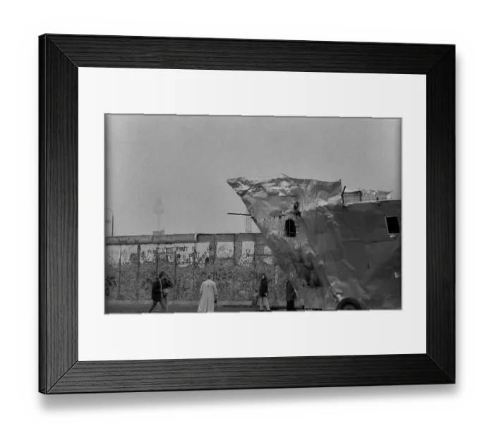 Framed Print : GDR, Berlin, 20.02.1990, Wall at Potsdamer Platz Framed Print : GDR, Berlin, 20.02.1990, Wall at Potsdamer Platz