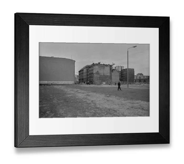 Framed Print : GDR, Berlin, 30.04.1990, fallow land Zimmerstrasse Framed Print : GDR, Berlin, 30.04.1990, fallow land Zimmerstrasse