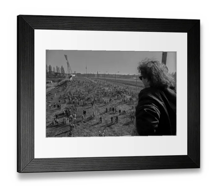 Framed Print : GDR, Berlin, 01.04.1990, View from the watchtower