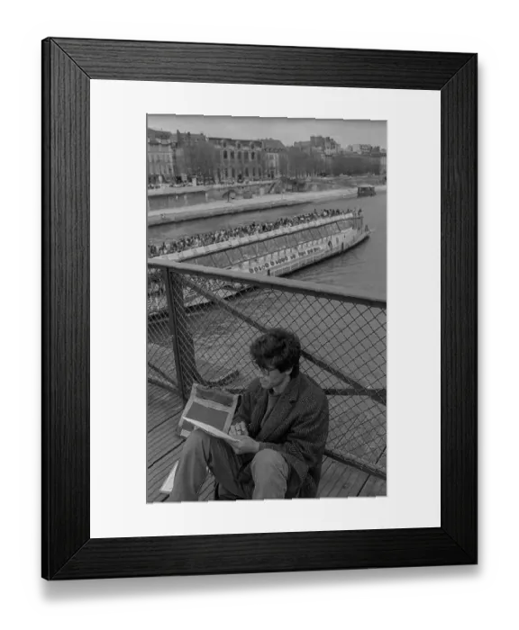 Framed Print : France, Paris, 24.03.1990, drawing man on the Pont des Arts