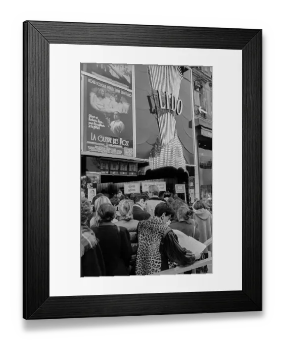 Framed Print : France, Paris, 25.03.1990, French people stand in front of a cinema