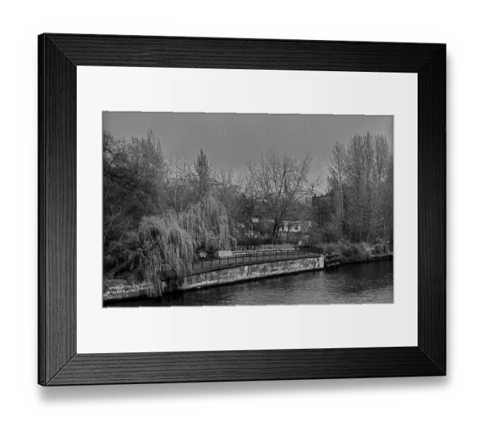 Framed Print : Germany, Berlin, 08.04.1991, View across the Spree to Monbijoupark
