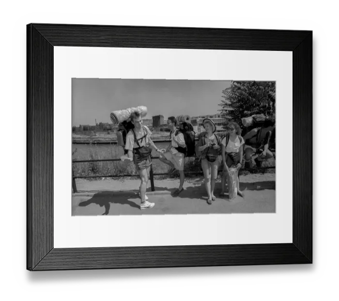Framed Print : Germany, Berlin, 08.07.1991, Tourists at the Spreebogen Framed Print : Germany, Berlin, 08.07.1991, Tourists at the Spreebogen