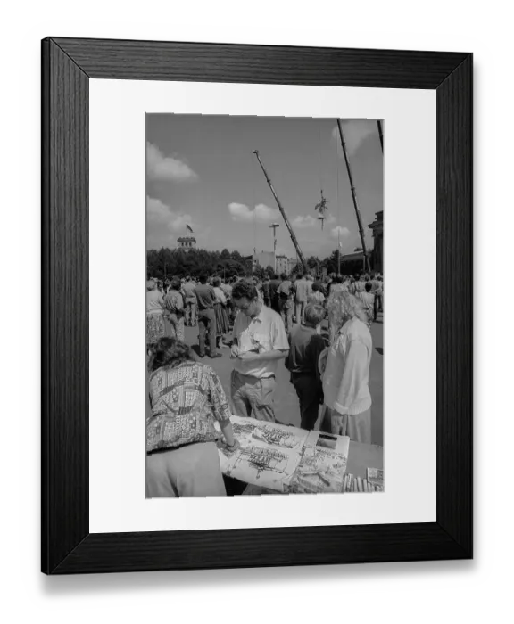 Framed Print : Germany, Berlin, 08.07.1991, the goddess of the Quadriga is placed on the Brandenburg Tor again