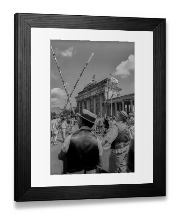 Framed Print : Germany, Berlin, 08.07.1991, the goddess of the Quadriga is placed on the Brandenburg Tor again