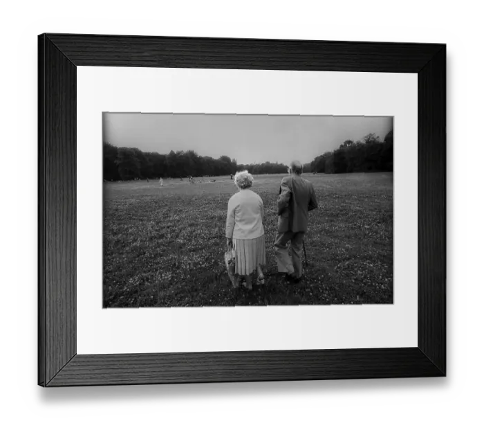 Framed Print : Germany, Berlin, 27.06.1991, elderly couple in Treptower Park