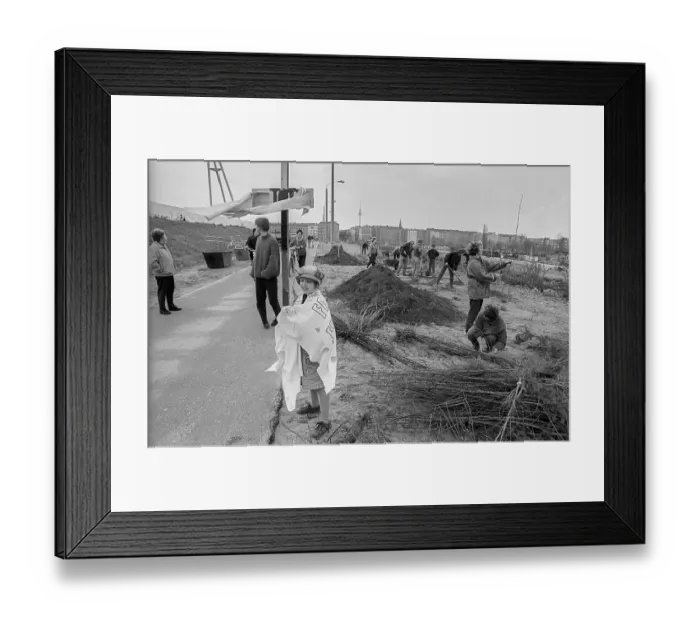 Framed Print : Germany, Berlin, 07.04.1991, Mauerpark Framed Print : Germany, Berlin, 07.04.1991, Mauerpark