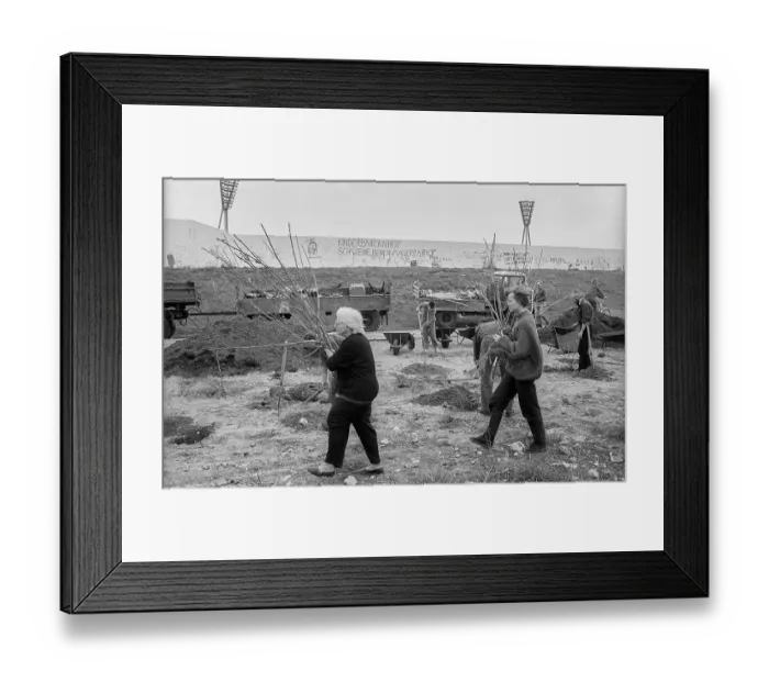 Framed Print : Germany, Berlin, 07.04.1991, Mauerpark