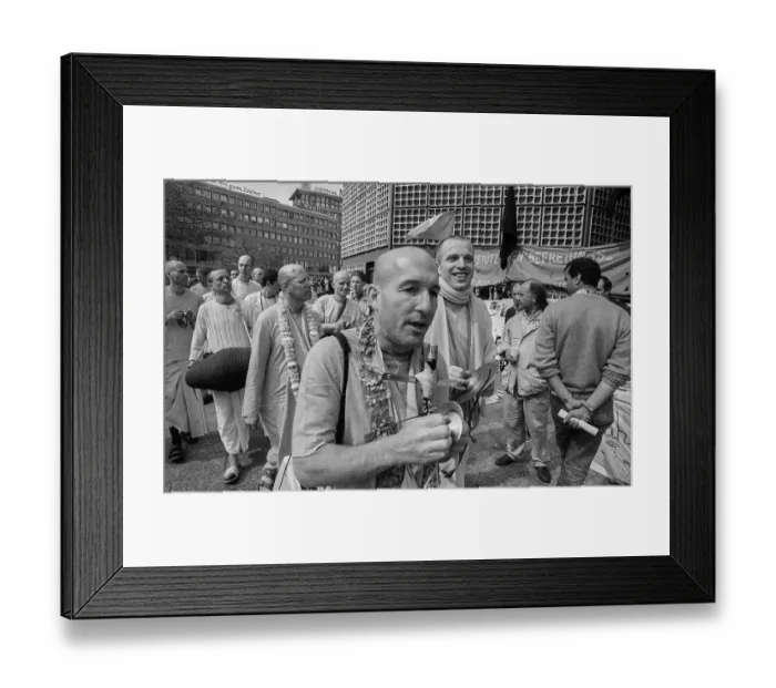 Framed Print : Germany, Berlin, 12.04.1991, Krishna members in front of the Memorial Church