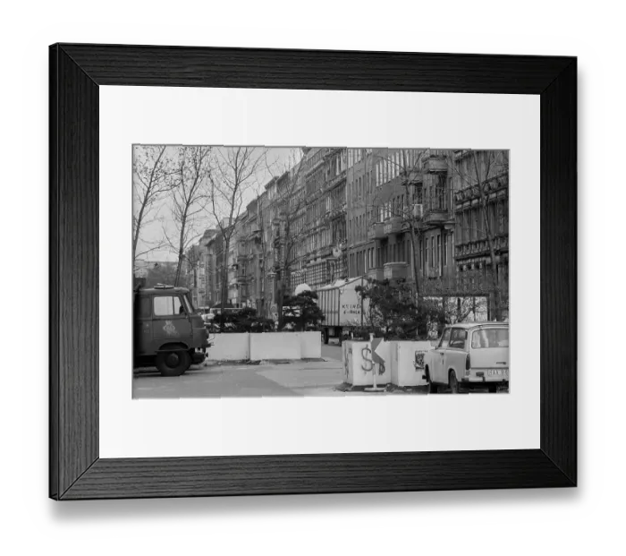Framed Print : NGermany, Berlin, 21.04.1991, border bucket in Oderberger Strasse