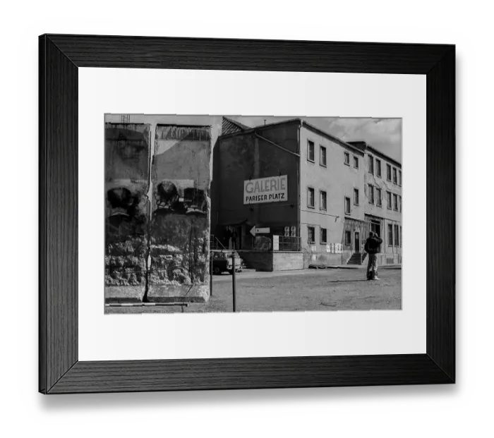 Framed Print : Germany, Berlin, 19.05.1991, Galerie am Pariser Platz Framed Print : Germany, Berlin, 19.05.1991, Galerie am Pariser Platz