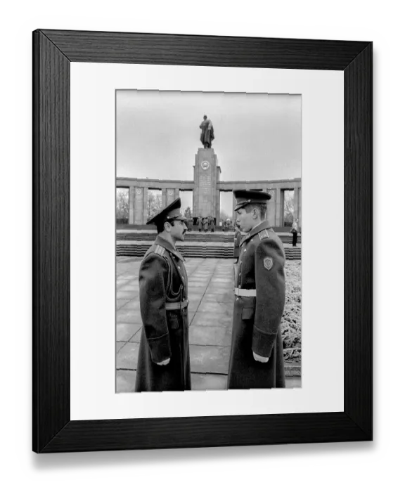 Framed Print : Germany, Berlin, 22.12.1990, Removal of the Soviet guard of honour from the memorial in Tiergarten Framed Print : Germany, Berlin, 22.12.1990, Removal of the Soviet guard of honour from the memorial in Tiergarten