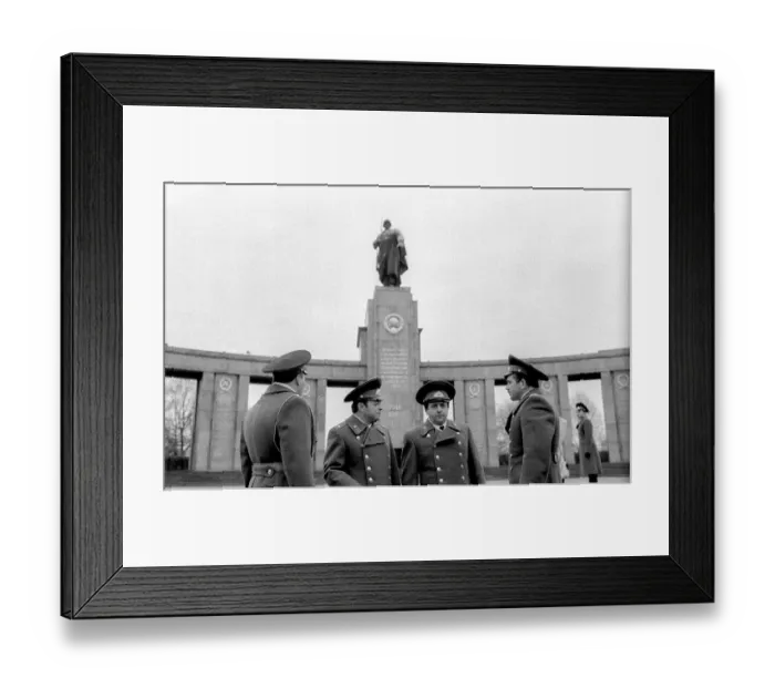 Framed Print : Germany, Berlin, 22.12.1990, Removal of the Soviet guard of honour from the memorial in Tiergarten
