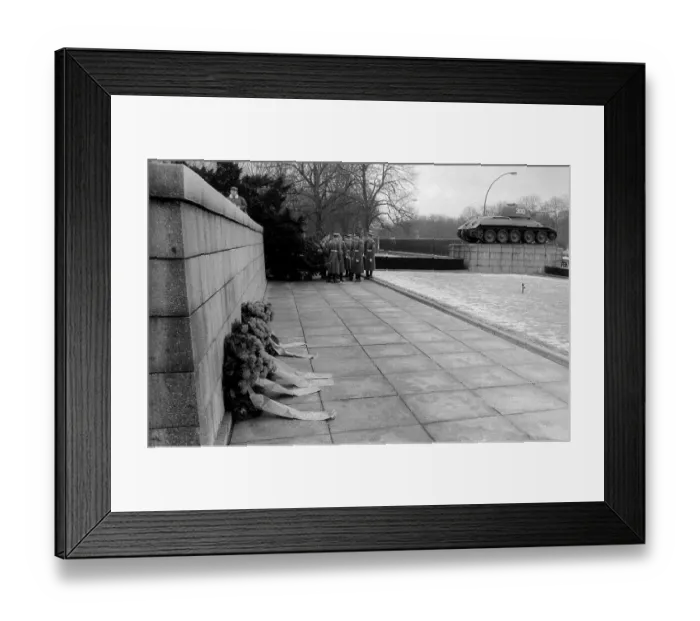 Framed Print : Germany, Berlin, 22.12.1990, Removal of the Soviet guard of honour from the memorial in Tiergarten