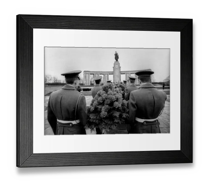 Framed Print : Germany, Berlin, 22.12.1990, Removal of the Soviet guard of honour from the memorial in Tiergarten