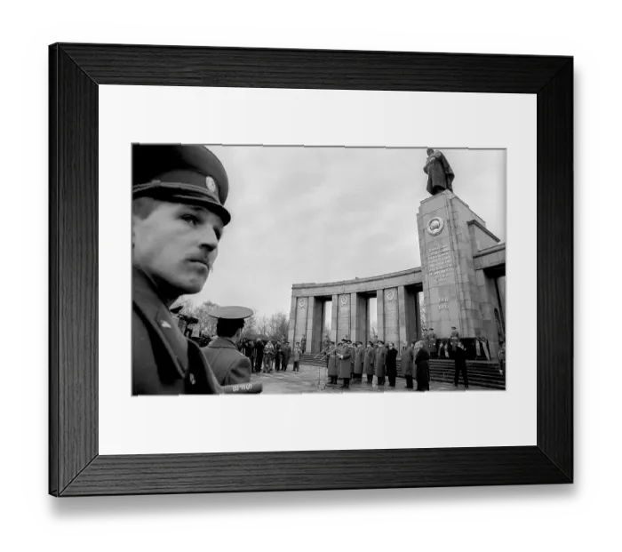 Framed Print : Germany, Berlin, 22.12.1990, Removal of the Soviet guard of honour from the memorial in Tiergarten