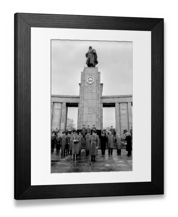 Framed Print : Germany, Berlin, 22.12.1990, Removal of the Soviet guard of honour from the memorial in Tiergarten