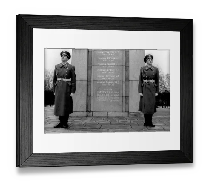 Framed Print : Germany, Berlin, 22.12.1990, Removal of the Soviet guard of honour from the memorial in Tiergarten Framed Print : Germany, Berlin, 22.12.1990, Removal of the Soviet guard of honour from the memorial in Tiergarten
